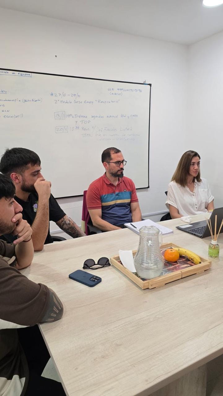Reunión de trabajo frente a un pizarrón