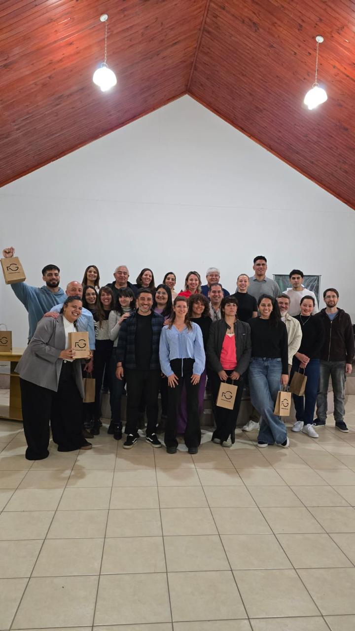 Grupo en un salón con bolsas de Fundación GEN